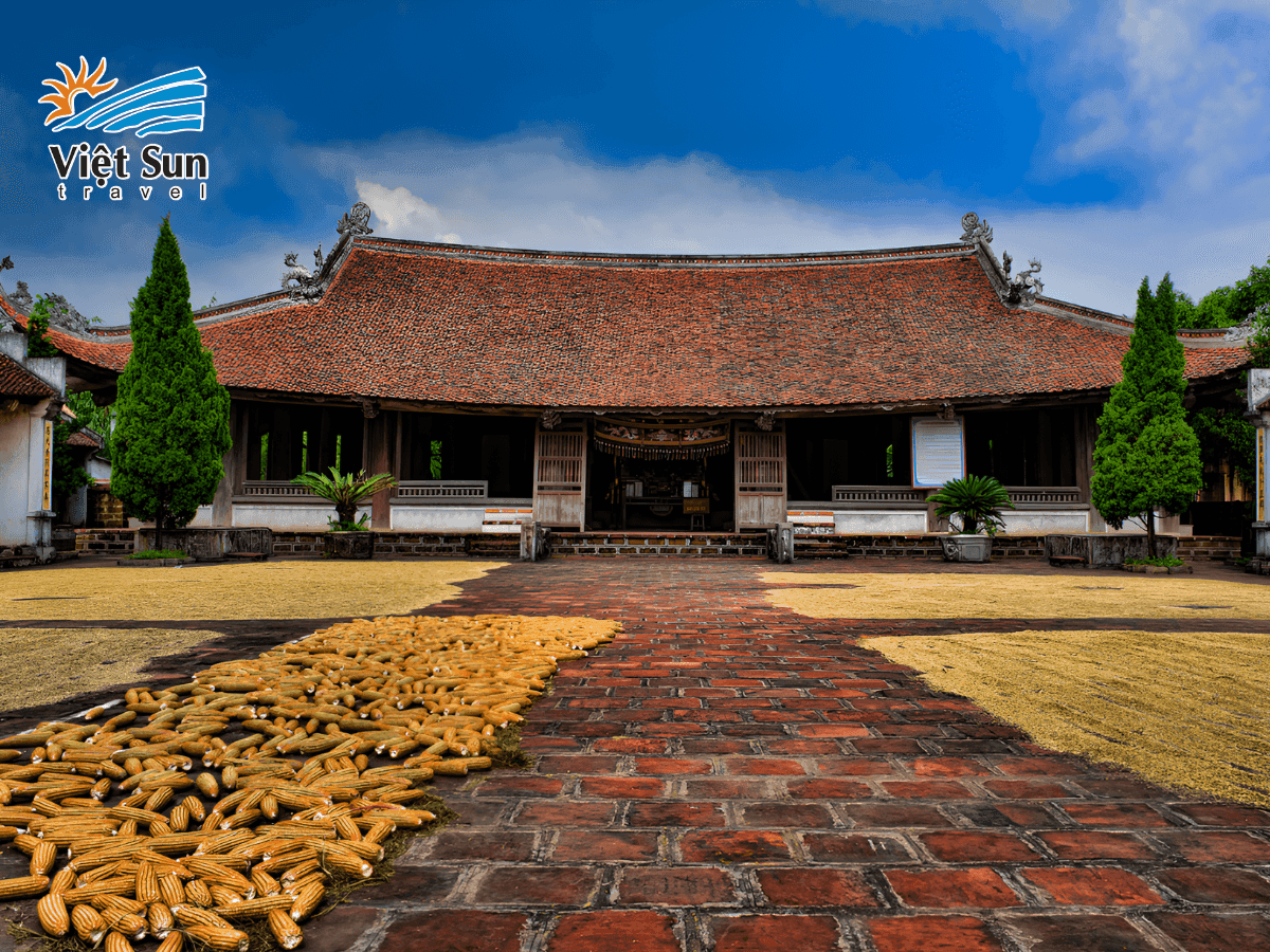 Con đường gạch đá ong dẫn vào làng cổ Đường Lâm.png