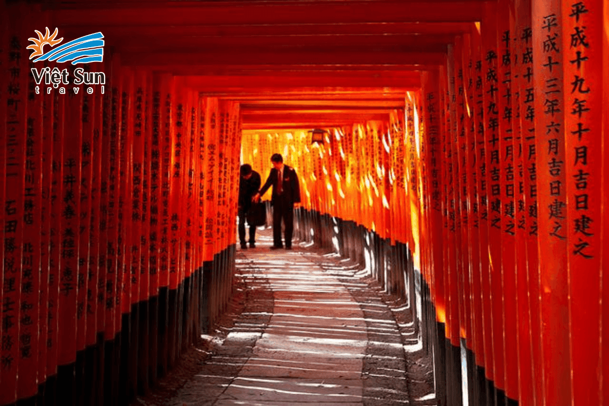 Con đường ngàn cổng Senbon Torii tại Fushimi Inari.