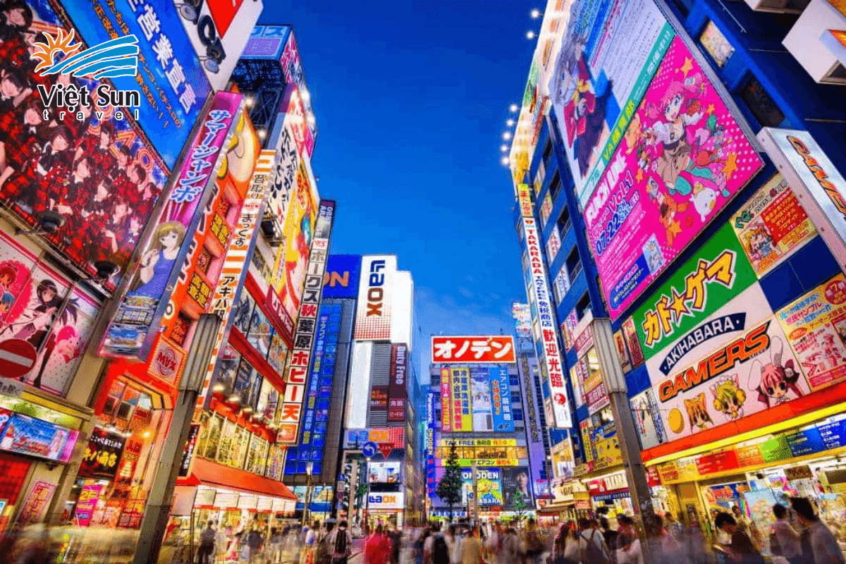 Con phố điện tử rực rỡ sắc màu tại Akihabara.