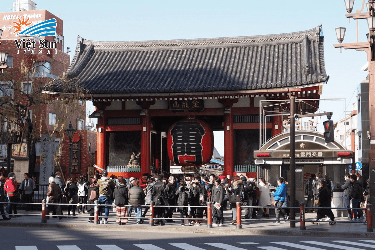 Cổng sấm Kaminarimon rực rỡ tại đền Sensoji – điểm đến không thể bỏ lỡ ở Tokyo.