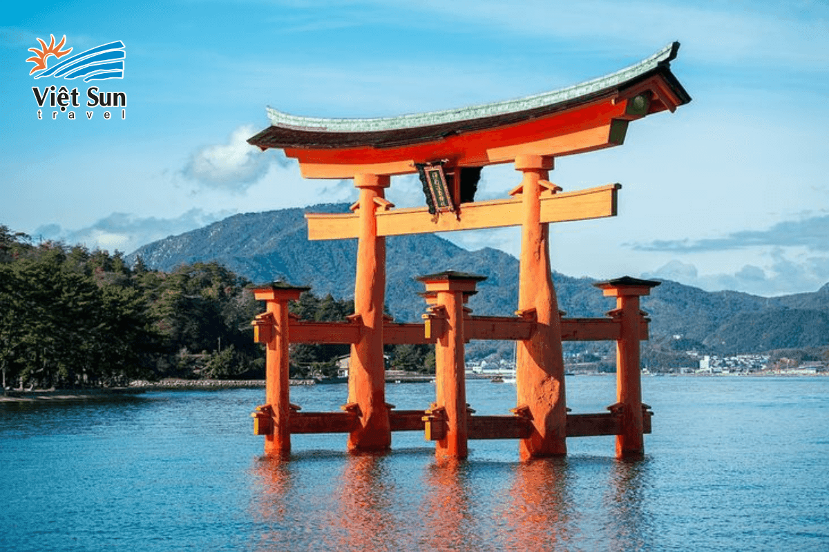 Cổng torii nổi giữa biển – biểu tượng kỳ ảo của đền Itsukushima.