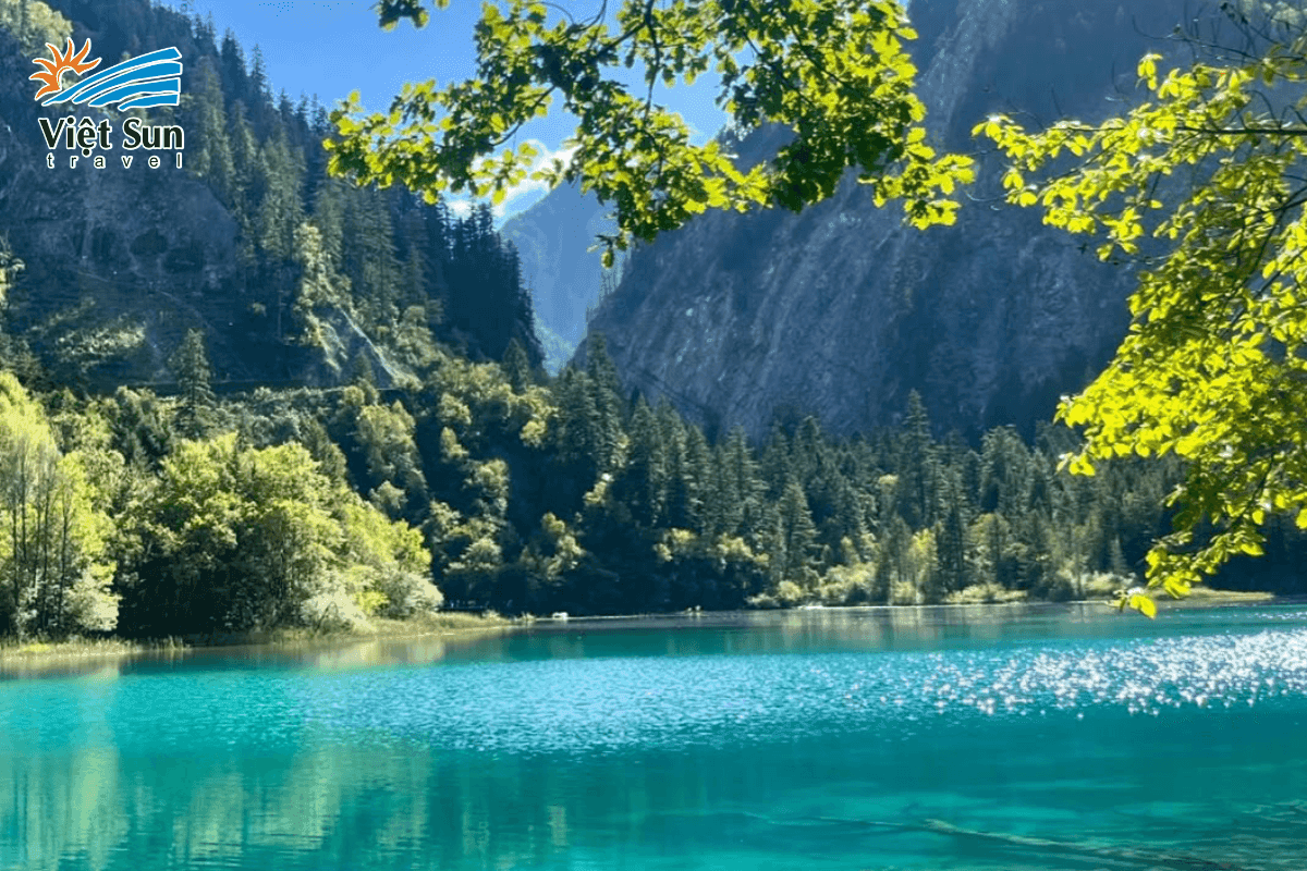 Cửu Trại Câu, thiên đường hạ giới với hồ nước trong xanh, thác nước và rừng lá đỏ rực rỡ