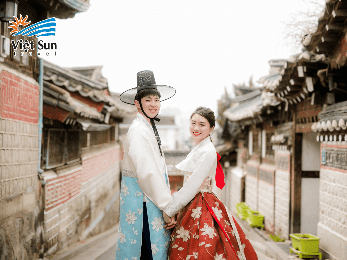 Đắm mình vào vẻ đẹp của Hanbok Bukchon giữa những con hẻm cổ kính
