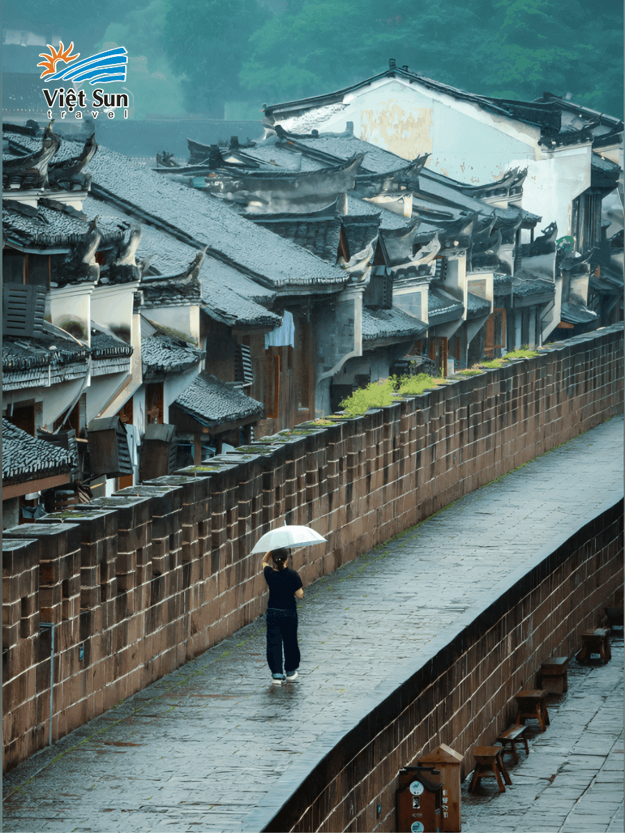 Dạo bước giữa phố cổ và tường thành xưa khi du lịch Phượng Hoàng Cổ Trấn