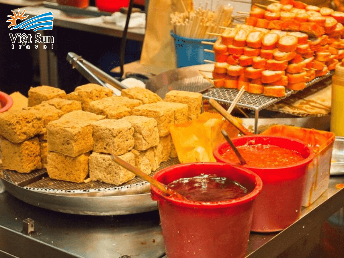 Đậu hũ thúi chiên giòn vàng ruộm, ăn kèm dưa chua.