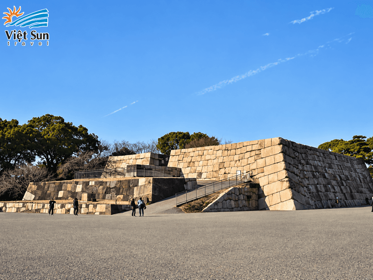 Dấu tích Lâu đài Edo và Tường đá tại Hoàng cung Tokyo.png