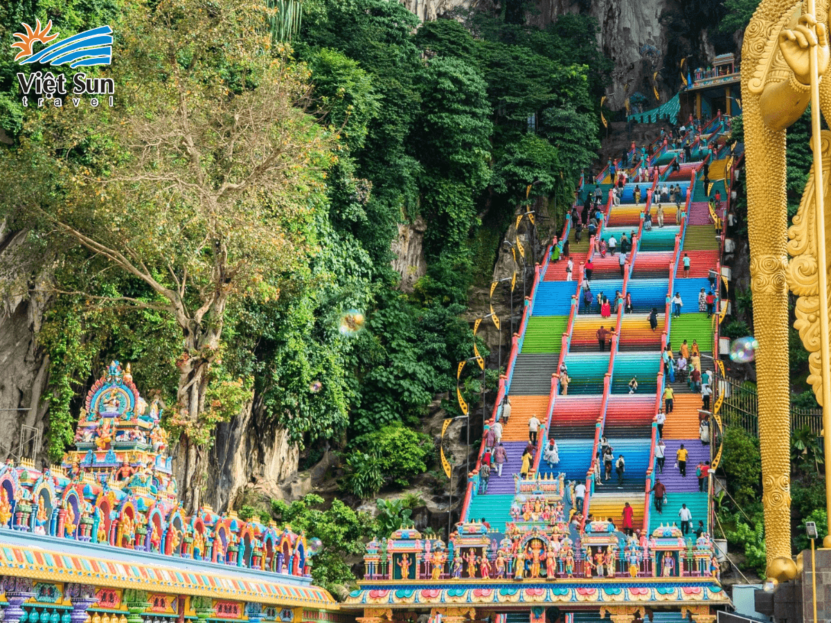 Dãy 272 bậc thang với thiết kế cầu vồng đầy sắc màu