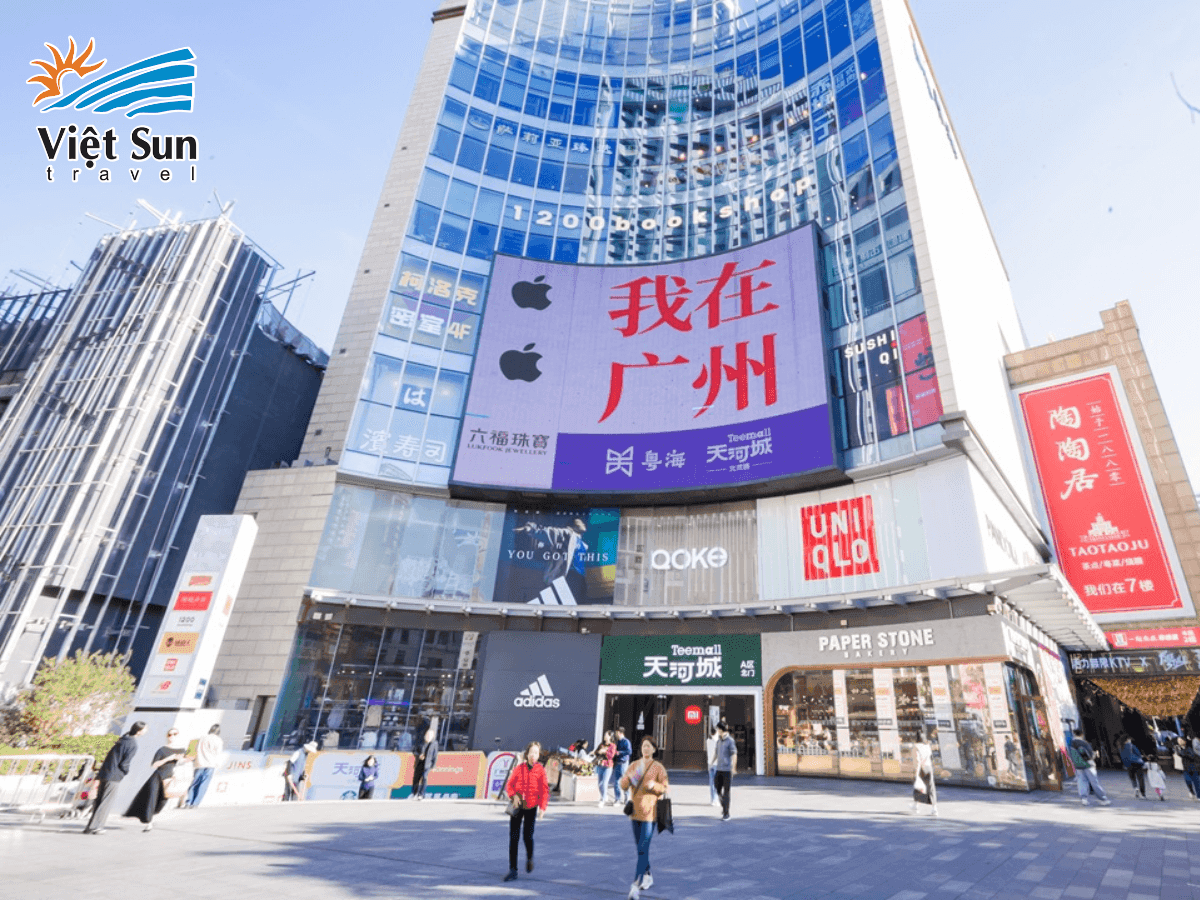 Dãy cửa hàng truyền thống và quầy lưu niệm thủ công tại Bắc Kinh Lộ