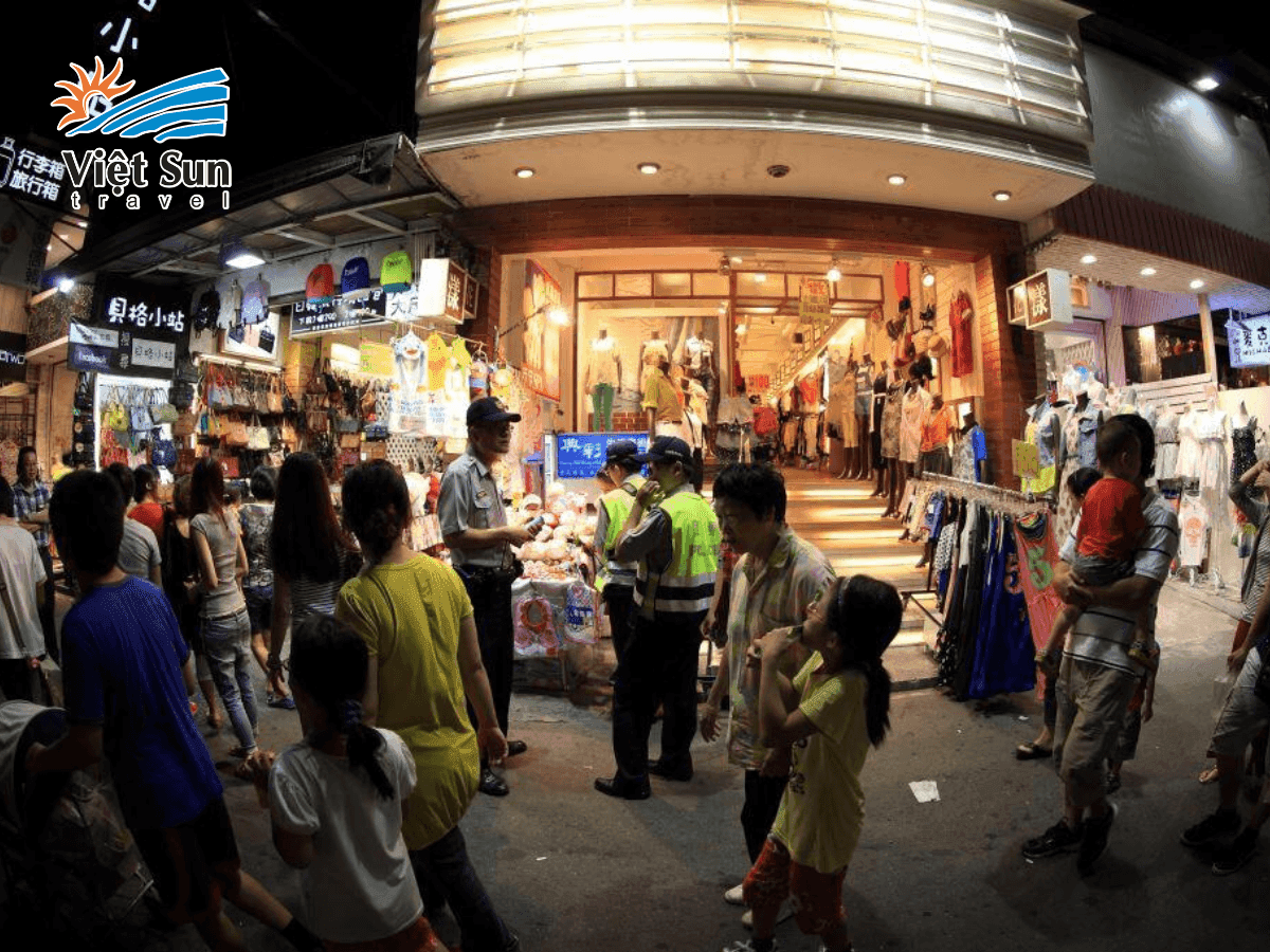 Dãy gian hàng quần áo, mỹ phẩm và phụ kiện phong cách trẻ trung tại chợ.