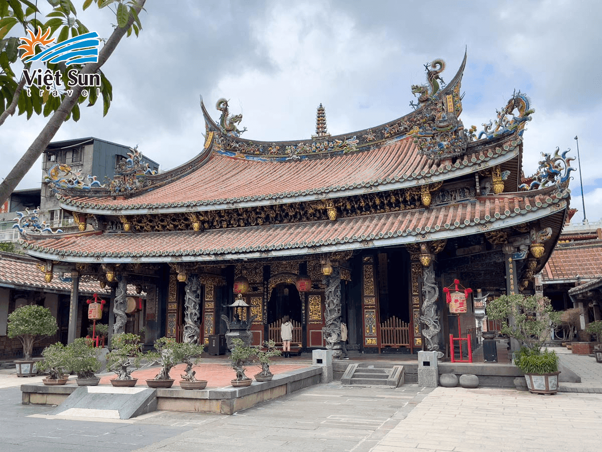 Đền Bảo An nổi bật với những thiết kế hoa văn chạm khắc tinh xảo