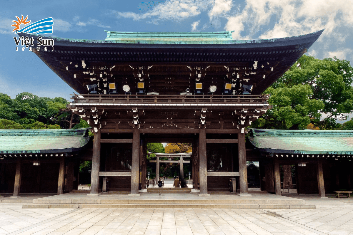 Đền Meiji giữa rừng xanh Tokyo – chốn thanh tịnh giữa đô thị hiện đại.