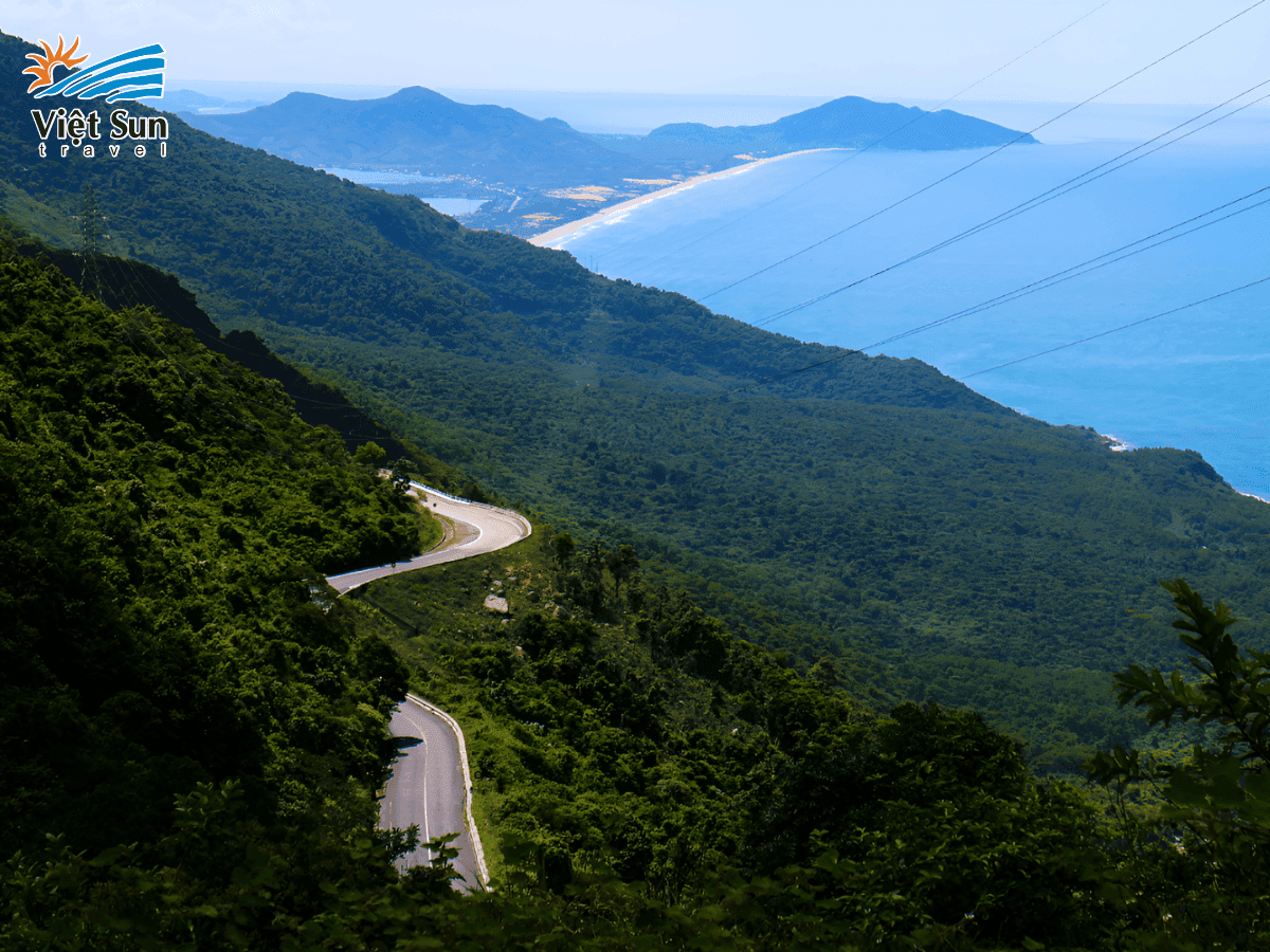 Đèo Hải Vân, cung đường ven biển đẹp nhất nhưng không dễ chinh phục