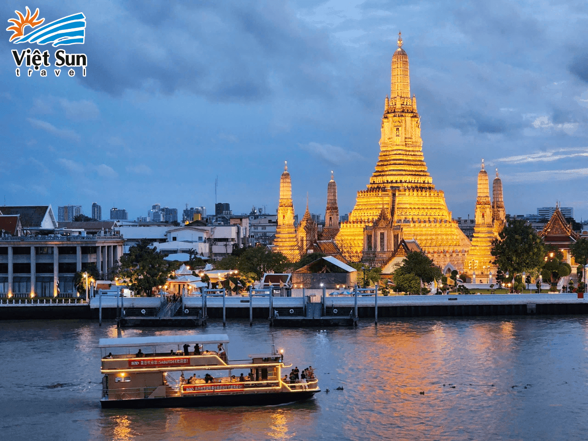 Đi thuyền trên sông Chao Phraya ngắm Wat Arun Bangkok