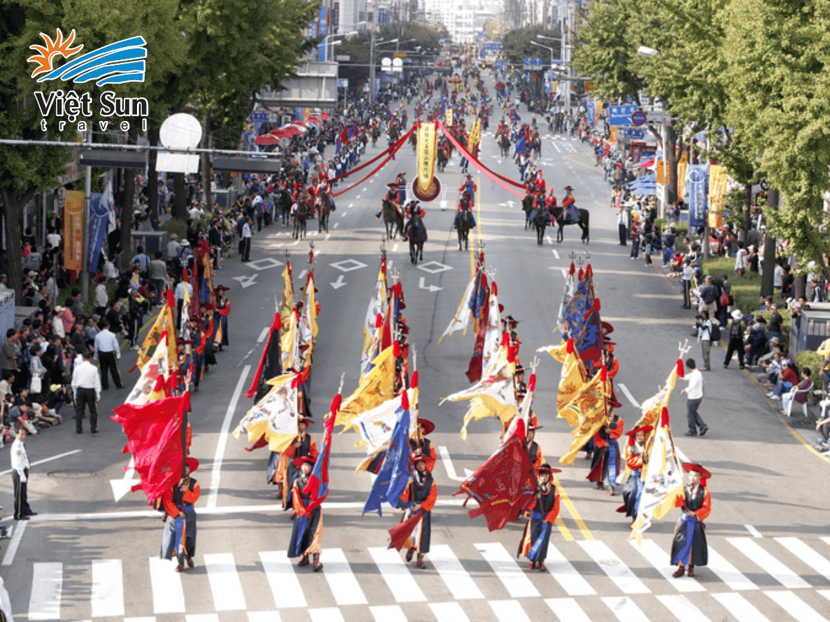 Diễu hành hoàng gia và các màn biểu diễn ấn tượng tại Lễ hội Văn hóa Hwaseong Suwon