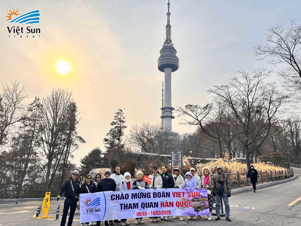 Đoàn du lịch Hàn Quốc Viet Sun Travel check in tháp NamSan