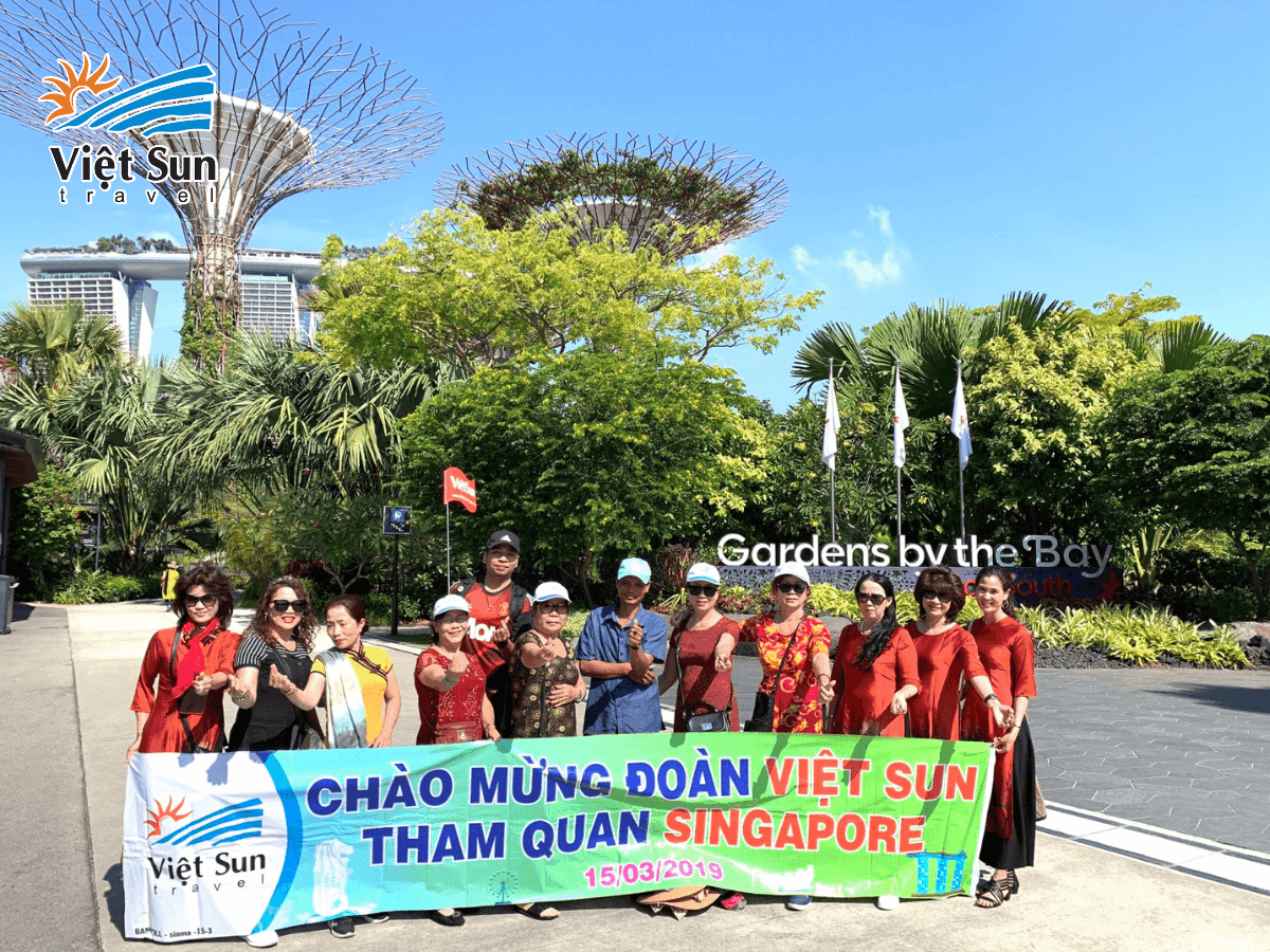 Đoàn khách Viet Sun Travel check-in Gardens by the Bay