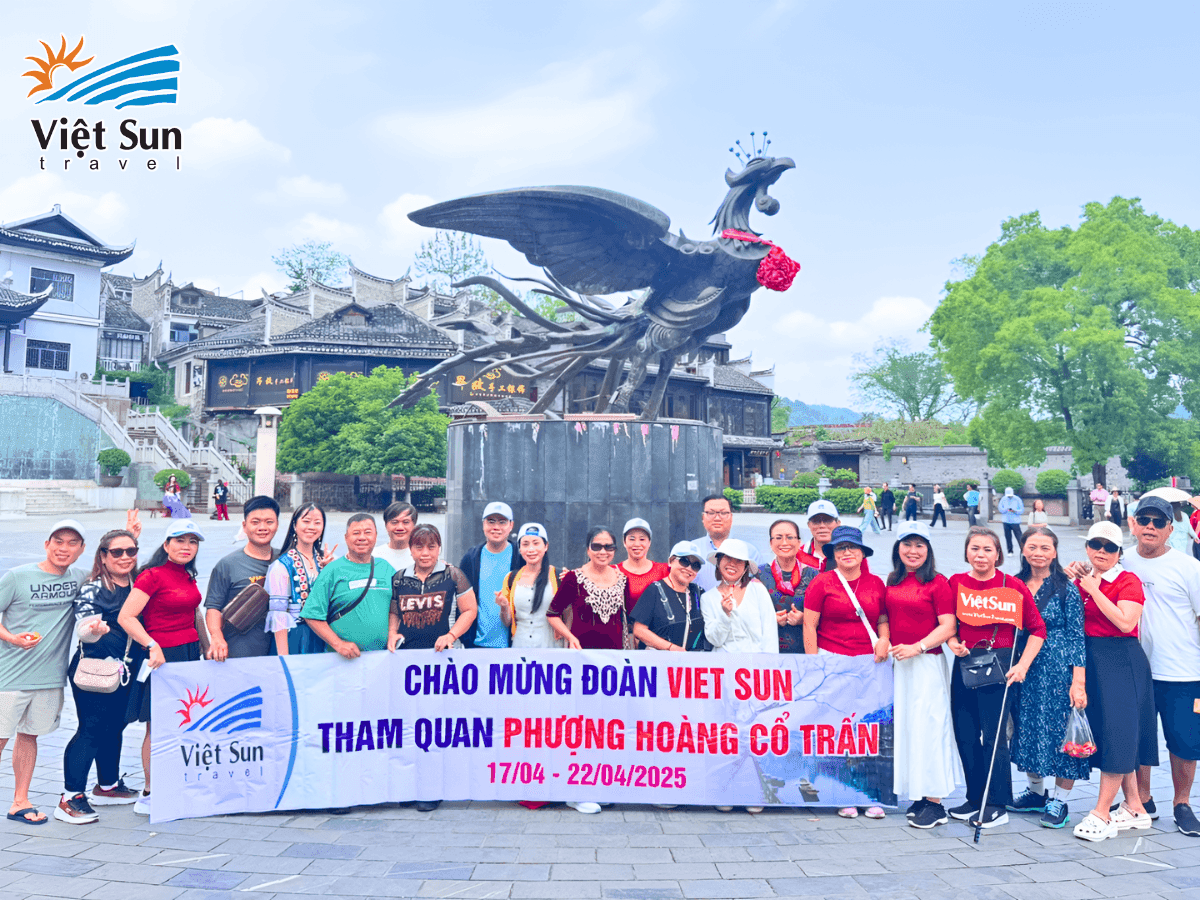 Đoàn khách Viet Sun Travel check in Phượng Hoàng Cổ Trấn, Trung Quốc