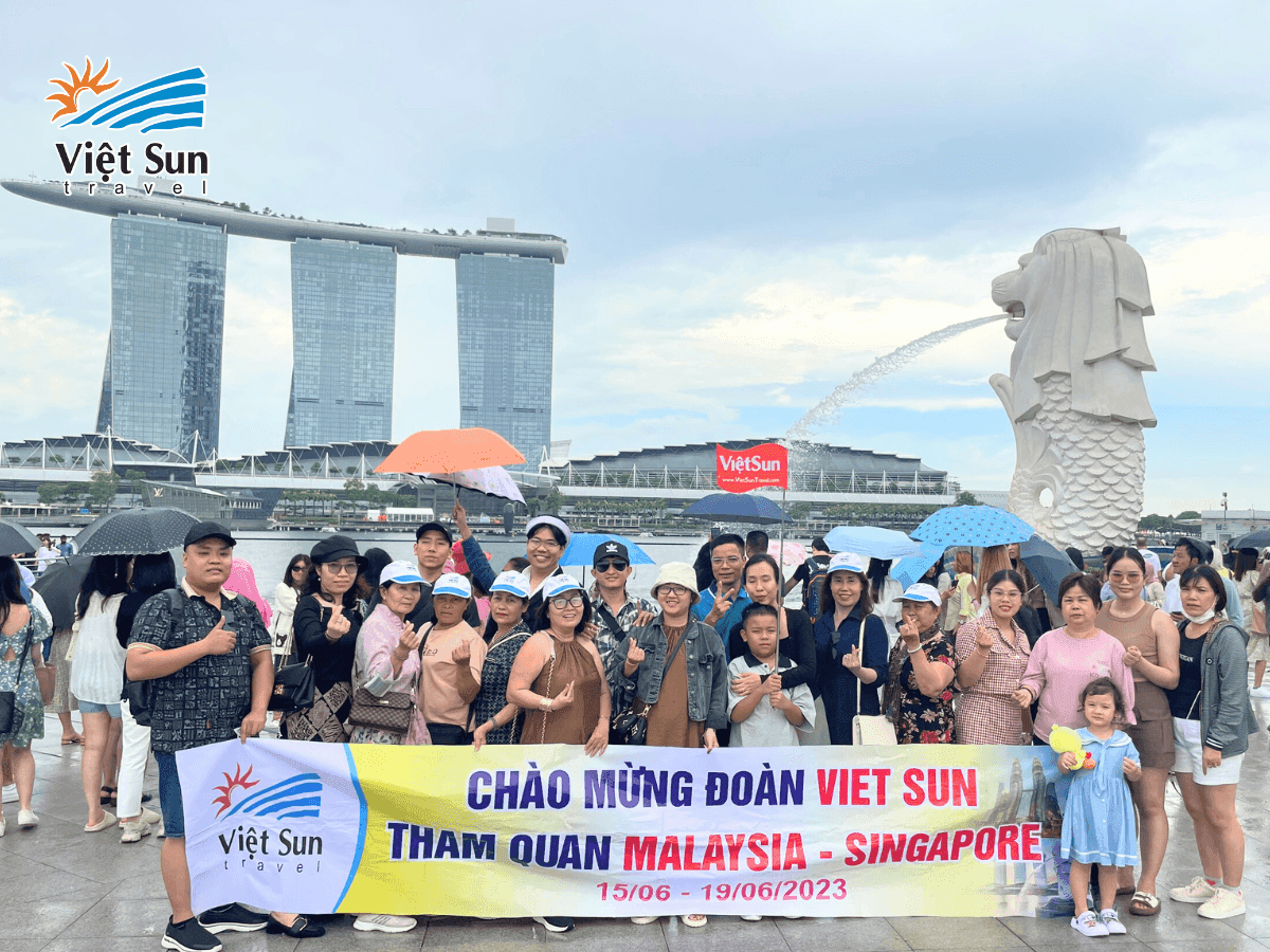 Đoàn khách Viet Sun Travel check in Singapore