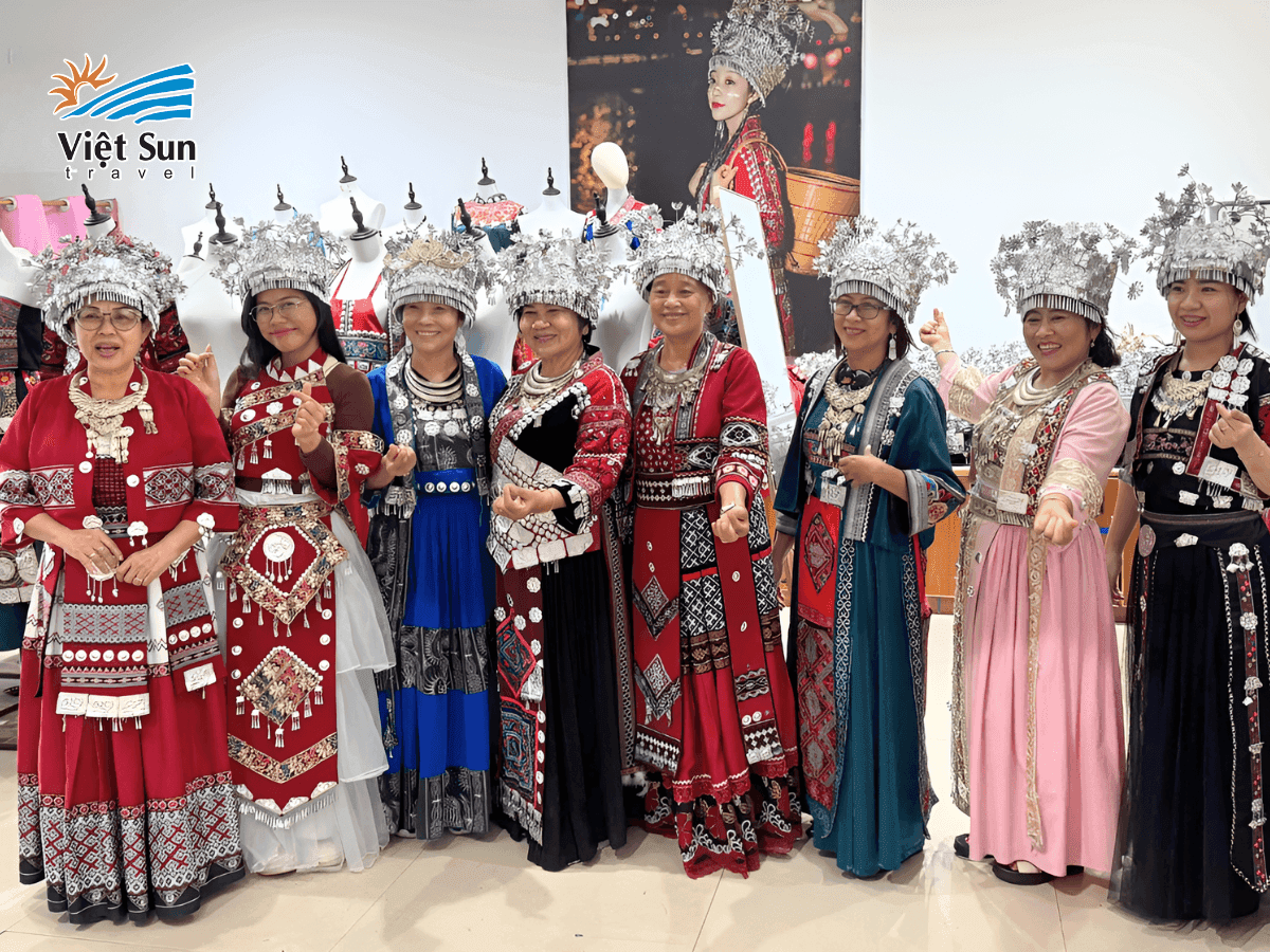 Đoàn khách Viet Sun Travel check-in cùng trang phục dân tộc Miêu trong tour Phượng Hoàng Cổ Trấn