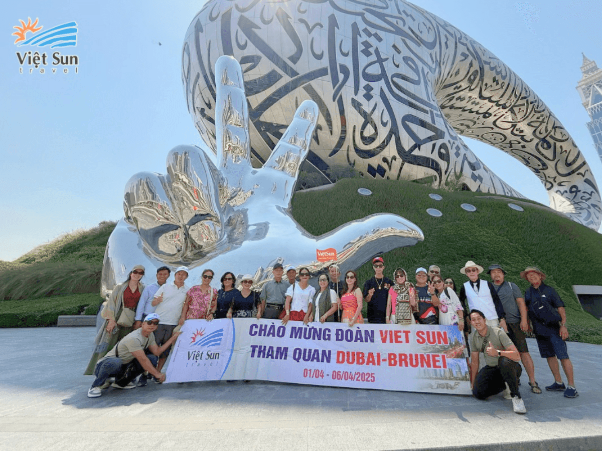 Đoàn khách Viet Sun Travel check in tại Bảo tàng Tương lai Dubai