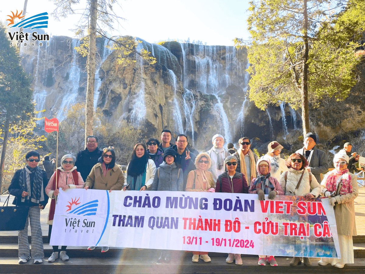 Đoàn khách Viet Sun Travel check in tại Cửu Trại Câu