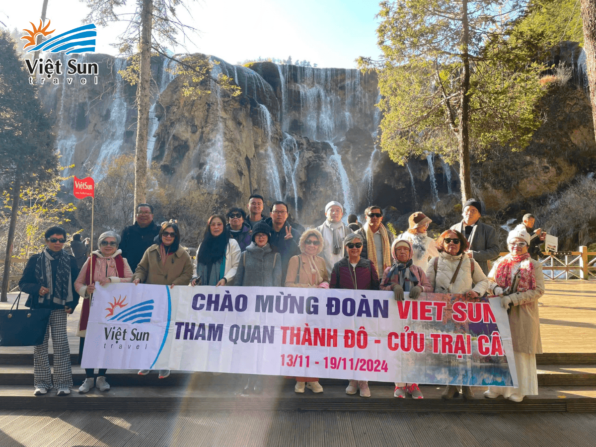 Đoàn khách Viet Sun Travel check in tại Cửu Trại Câu