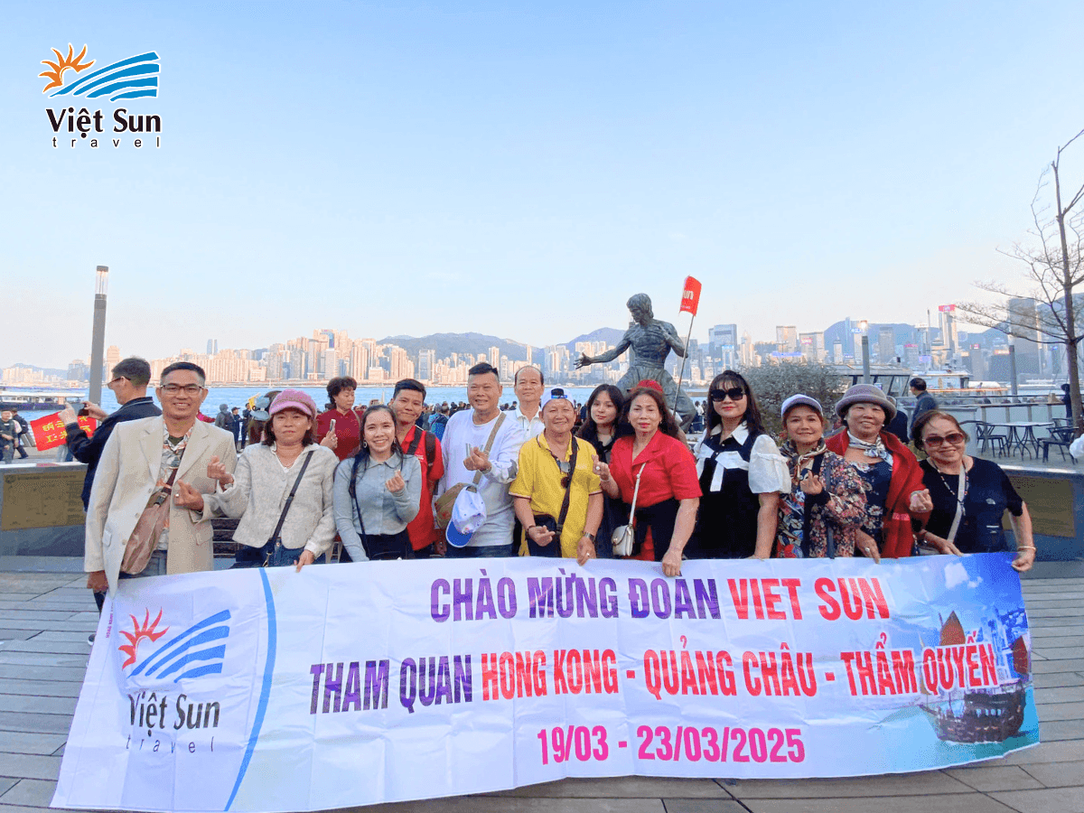 Đoàn khách Viet Sun Travel check-in tại Đại Lộ Ngôi Sao