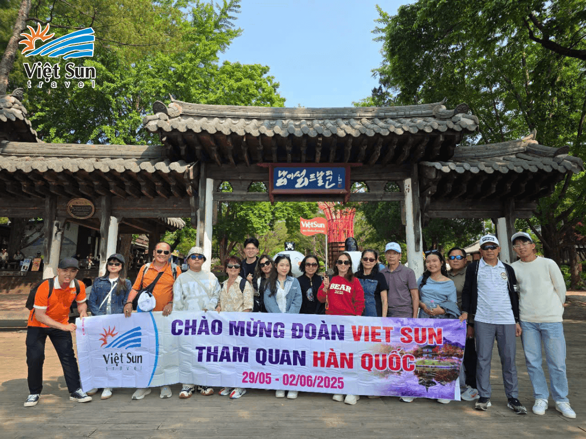 Đoàn khách Viet Sun Travel check in tại đảo Nami