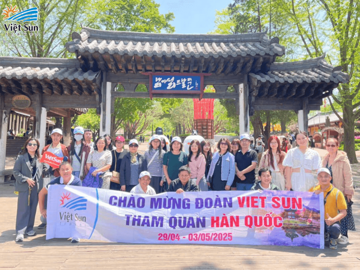 Đoàn khách Viet Sun Travel check in tại Hàn Quốc