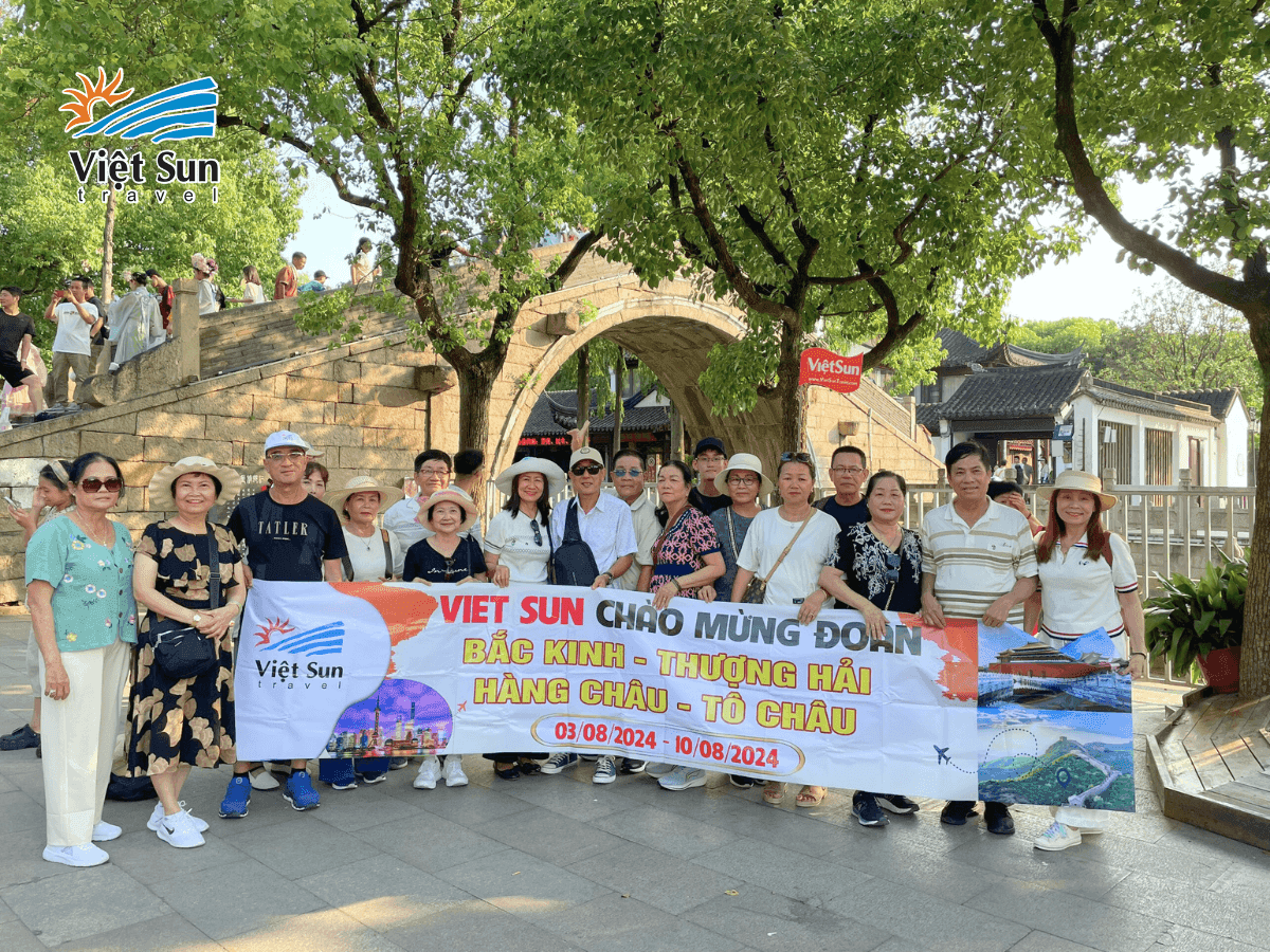 Đoàn khách Viet Sun Travel check-in tại Hàng Châu
