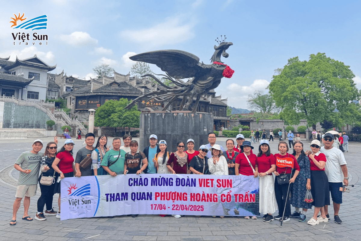 Đoàn khách Viet Sun Travel check in tại Phượng Hoàng Cổ Trấn