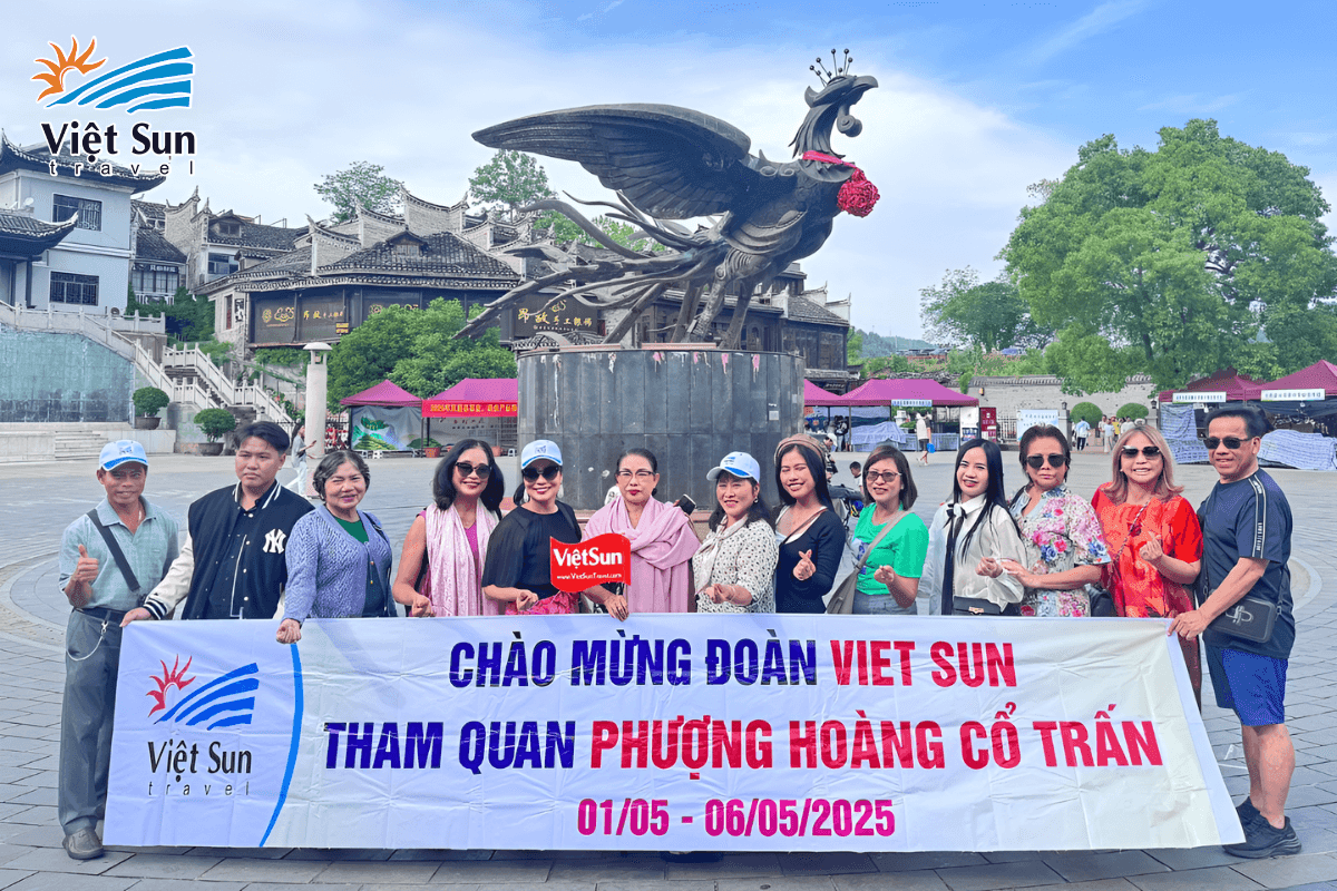 Đoàn khách Viet Sun Travel check in tại Phượng Hoàng Cổ Trấn