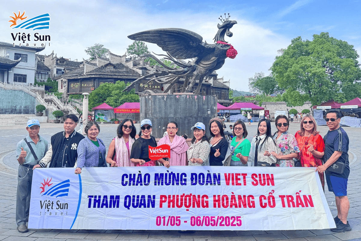 Đoàn khách Viet Sun Travel check in tại Phượng Hoàng Cổ Trấn