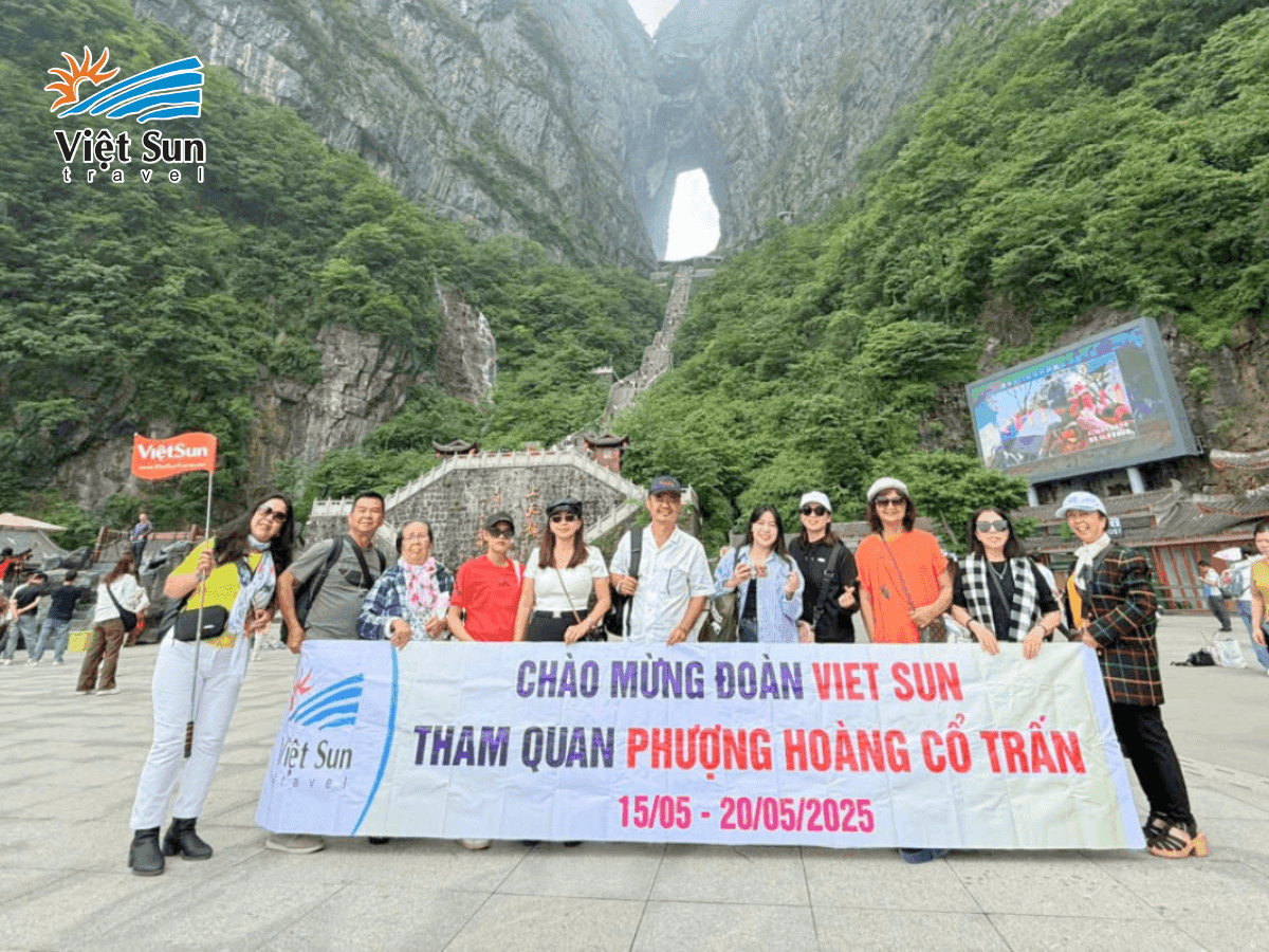 Đoàn khách Việt Sun Travel check in tại Phượng Hoàng Cổ Trấn