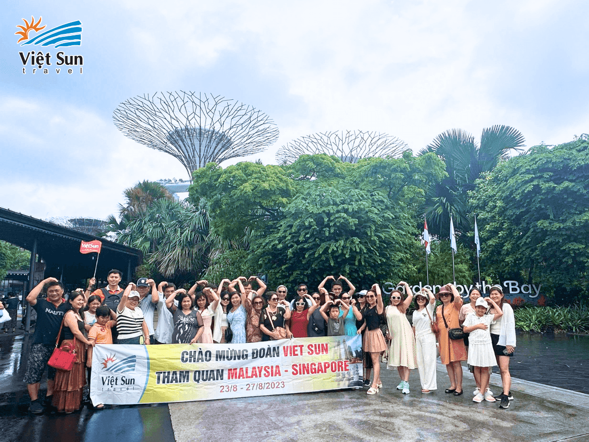 Đoàn khách Viet Sun Travel check in tại Singapore