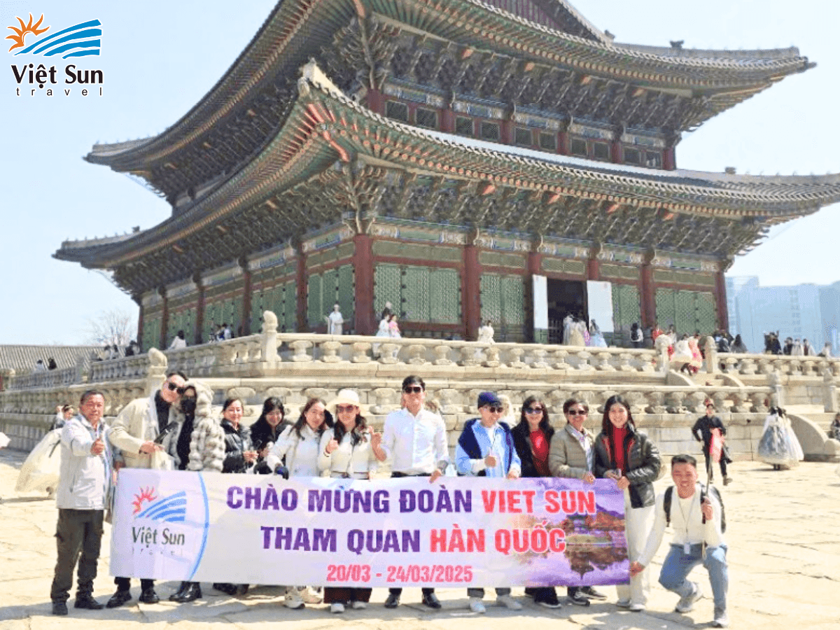 Đoàn khách Viet Sun Travel check in tại cung điện Gyeongbokgung