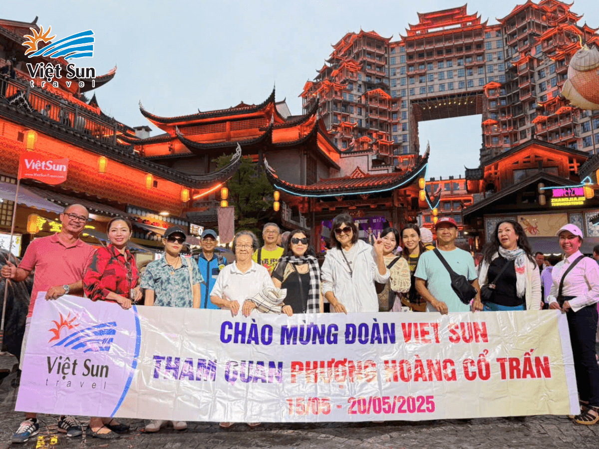 Đoàn khách Viet Sun Travel check-in tại tháp 72 kỳ lầu Trương Gia Giới