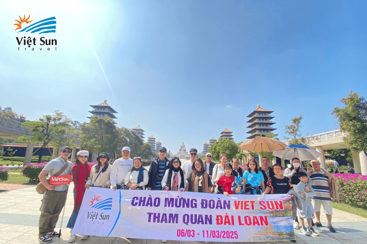 Đoàn khách Viet Sun Travel đang tạo dáng tại Phật Quang Sơn Tự.