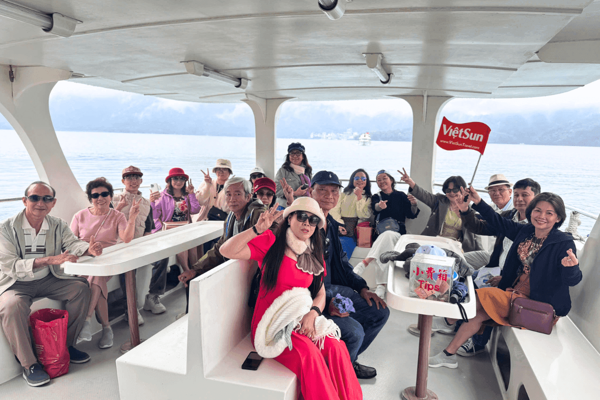 Đoàn khách Viet Sun đi du thuyền Hồ Nhật Nguyệt