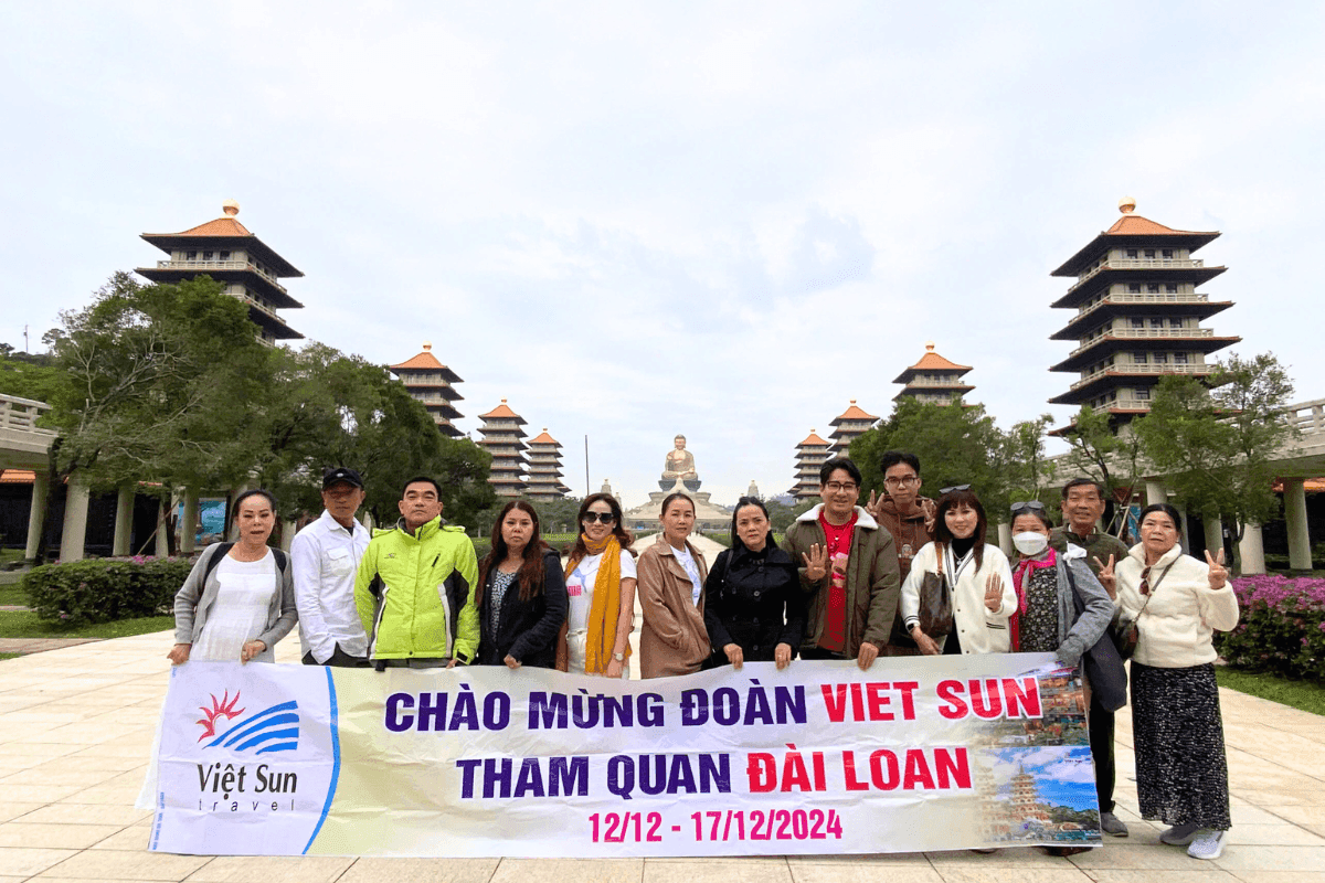 Đoàn khách check in tour Đài Loan mùa thu đông