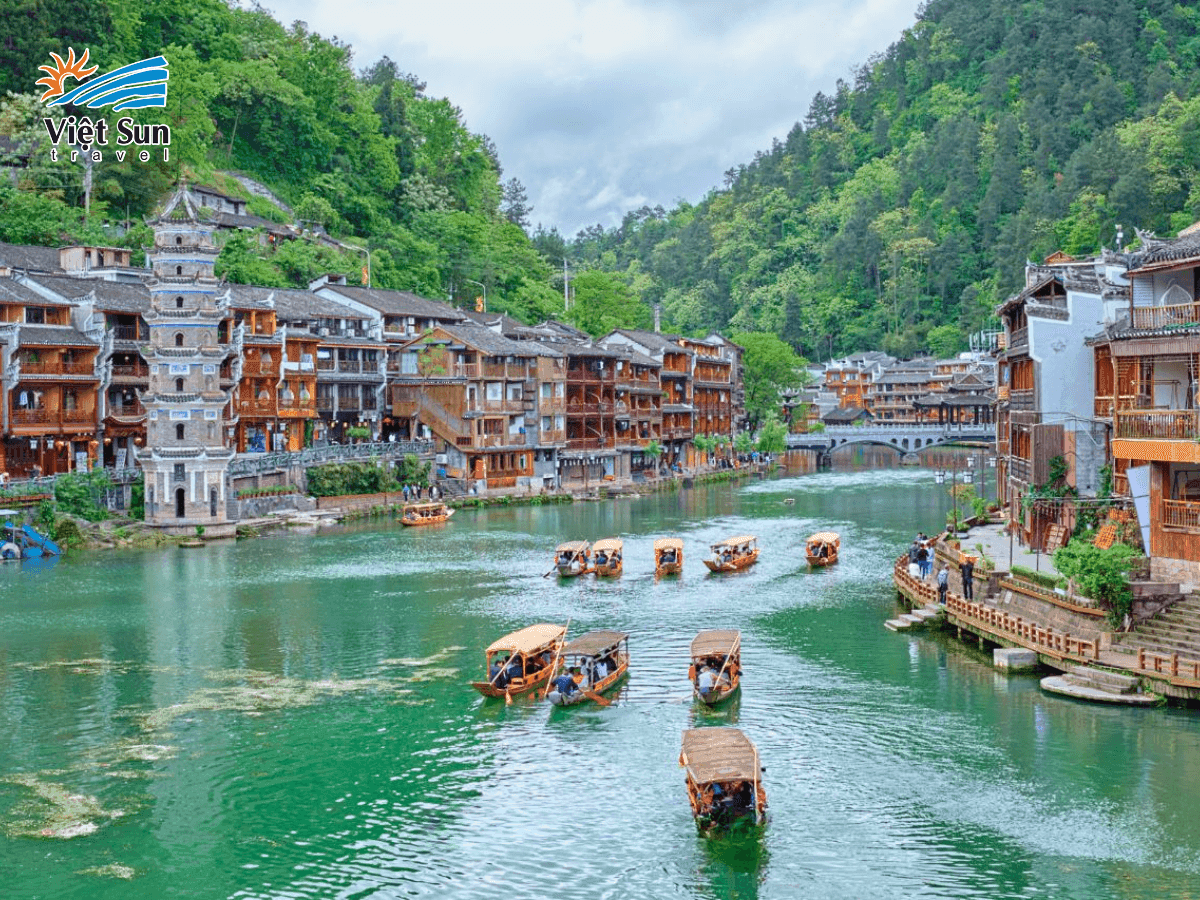 Dòng Đà Giang xanh biếc ôm trọn Phượng Hoàng Cổ Trấn – nơi thời gian như ngừng trôi