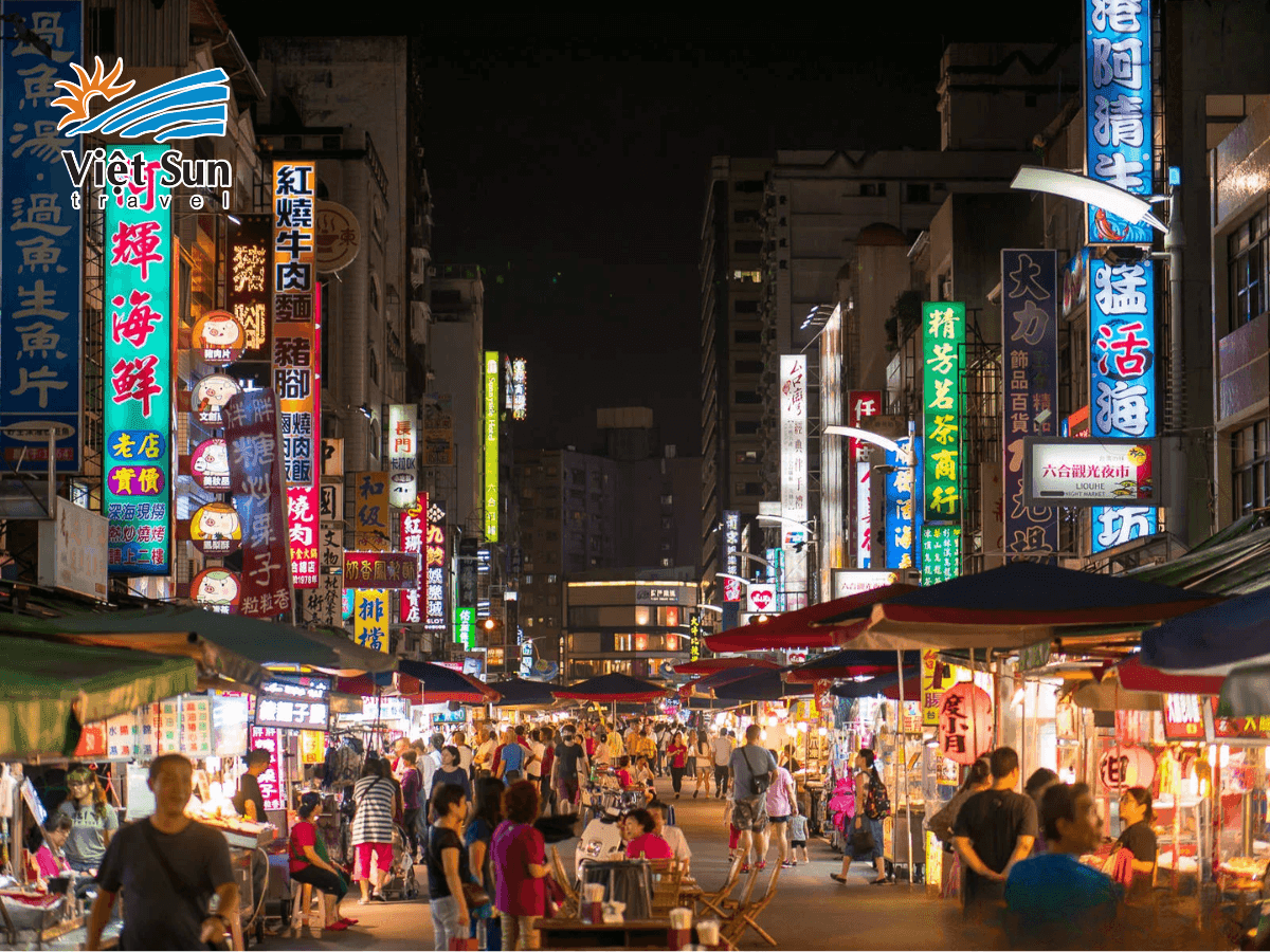 Dòng người đông đúc tại chợ đêm Lục Hợp vào giờ cao điểm.