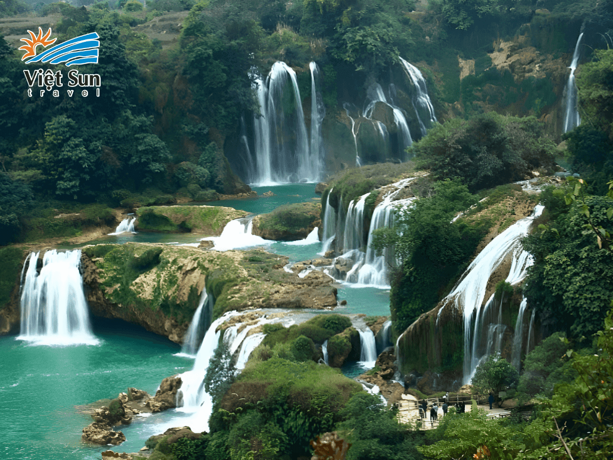 Dòng nước trắng xóa tuôn trào từ thác Bản Ba thơ mộng