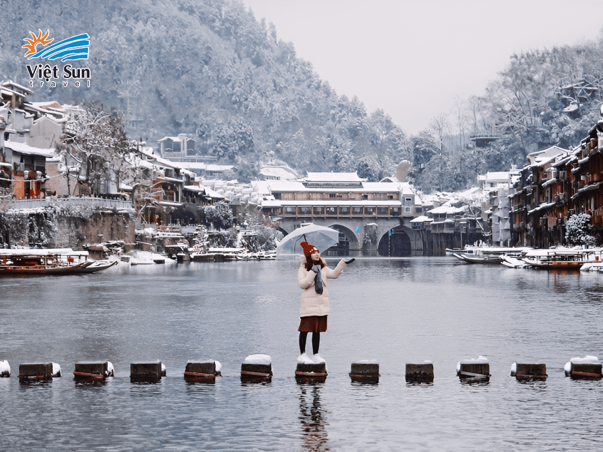 Dòng sông Đà Giang nằm tĩnh lặng giữa lòng Phượng Hoàng Cổ Trấn vào mùa đông