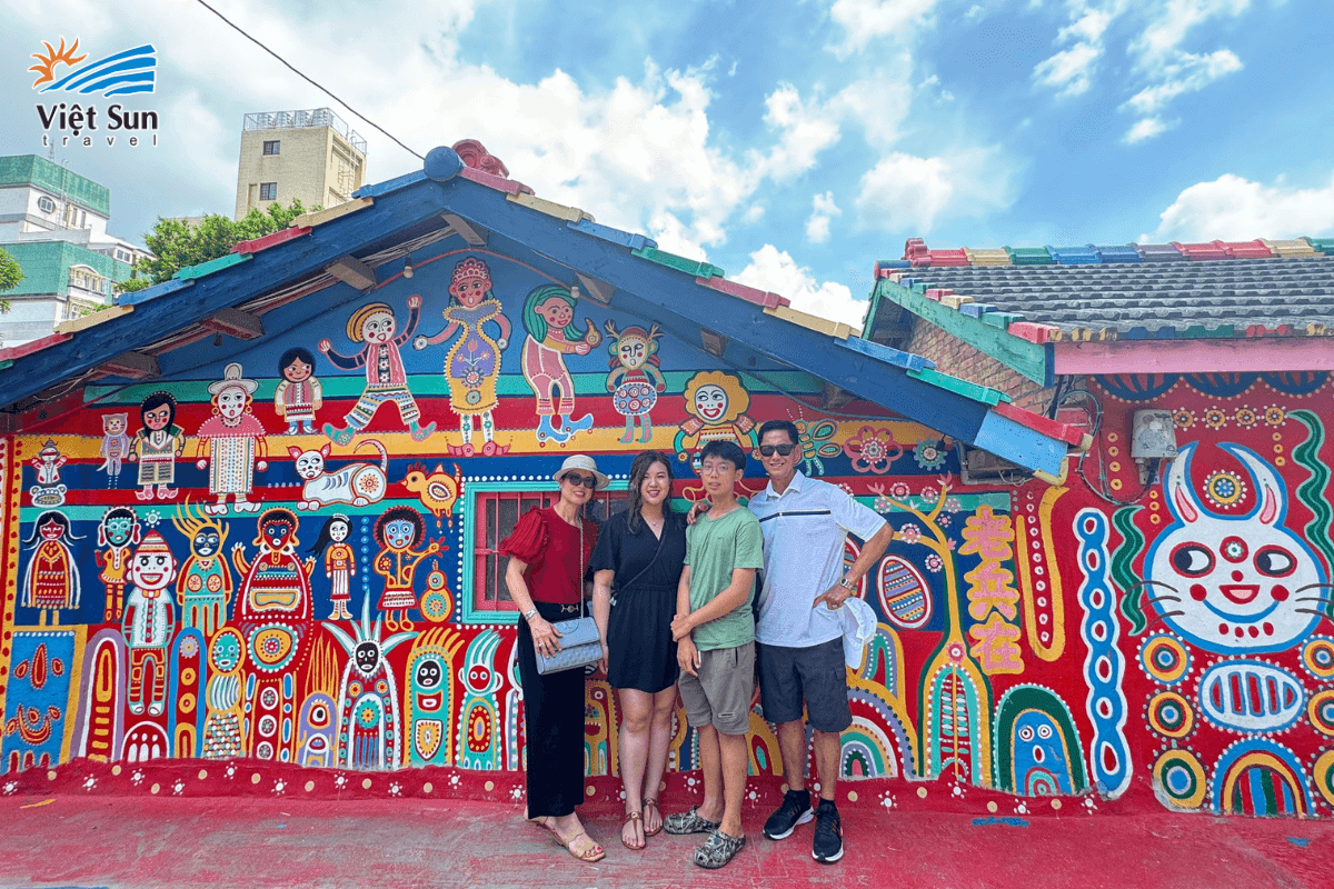 Du khách Viet Sun check-in tại Làng Cầu Vồng.