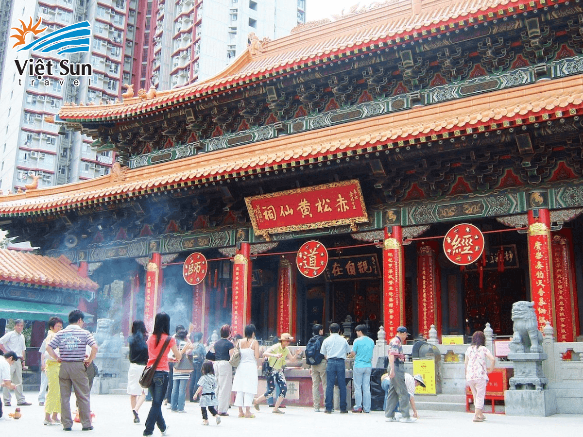 Du khách cầu nguyện thành kính tại Miếu Huỳnh Đại Tiên