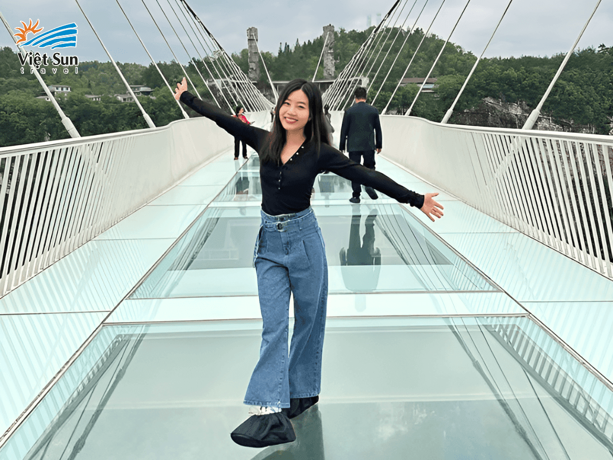 Du khách check-in tại Cầu kính Trương Gia Giới