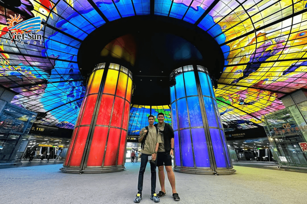 Du khách chụp ảnh dưới mái vòm rực rỡ ánh sáng.