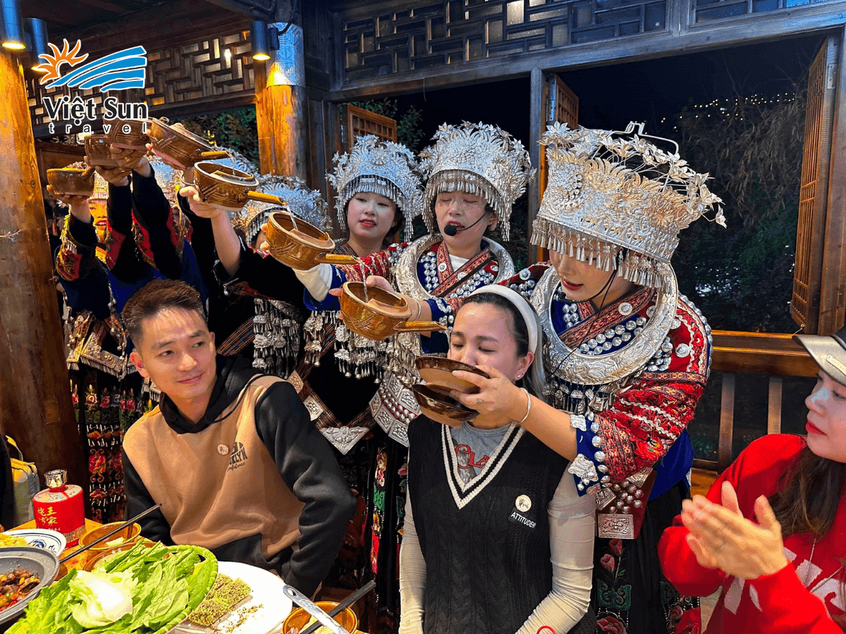 Du khách giao lưu cùng người dân tộc tại bản làng – trải nghiệm đáng nhớ trong hành trình đến Vũ Lăng Nguyên