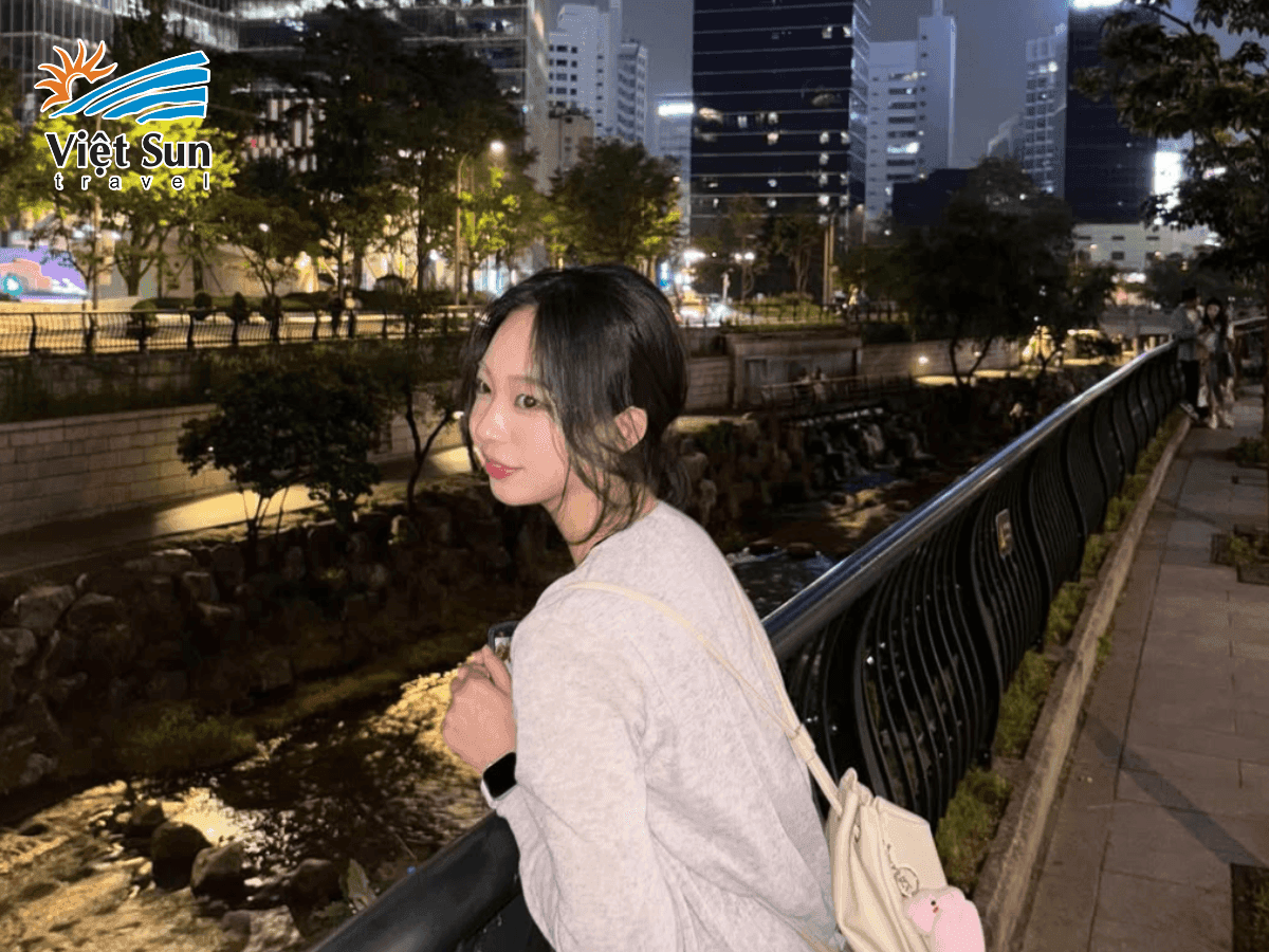 Du khách lưu giữ khoảnh khắc đẹp khi tham quan suối Cheonggyecheon